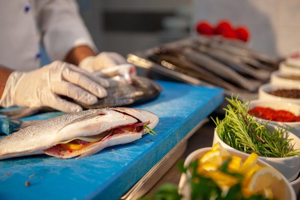 鱼餐厅库存照片。厨师准备美味的海鲜。图片下载
