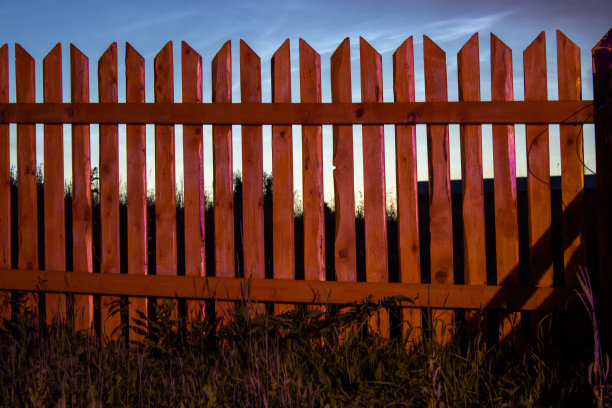西伯利亚乡间的木栅栏。一大早图片下载
