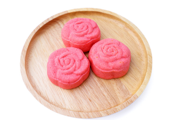 自制的健康饼干装在木盘子里图片下载