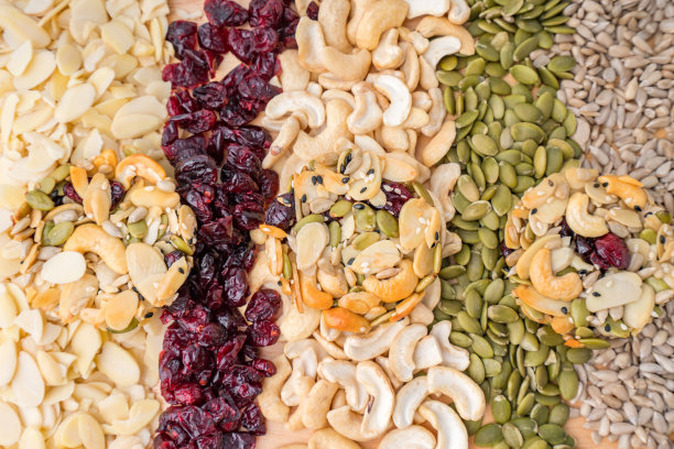 腰果，杏仁，南瓜籽和葵花籽成分自制谷物饼干的健康杂粮食品。图片下载