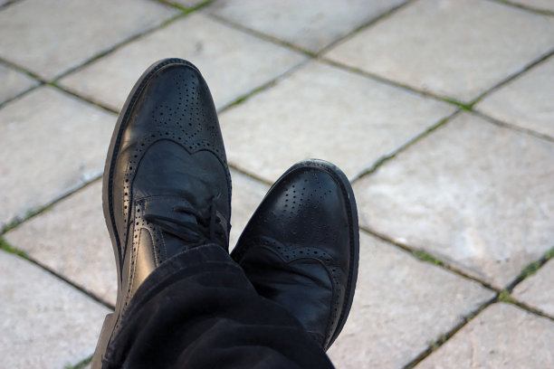穿着黑色皮鞋的男人的脚图片下载