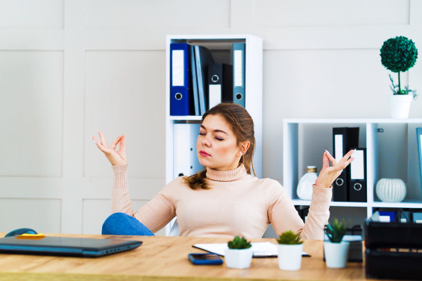 年轻的商业妇女在办公室禅的姿势沉思图片下载