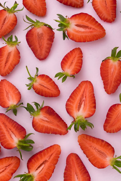 自然背景从切片草莓在白色。图片下载
