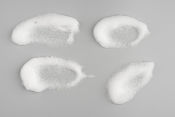 收集肥皂泡沫洗发精泡沫在灰色背景上俯视图对象美保健概念设计图片下载