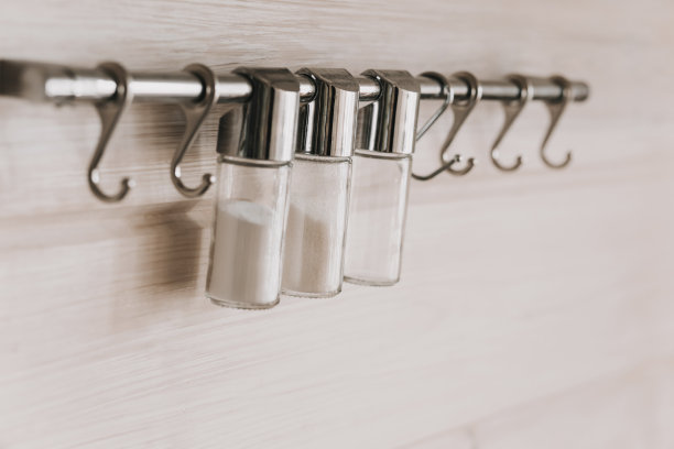 盐和糖罐放在铁架上。素材图片