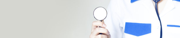 医生和听诊器在灯光背景上图片下载