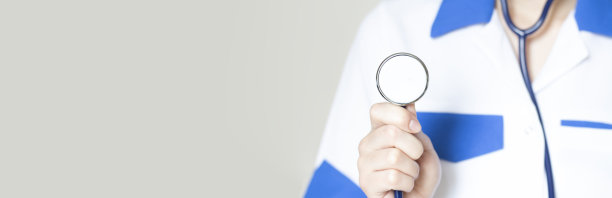 医生和听诊器在灯光背景上图片下载