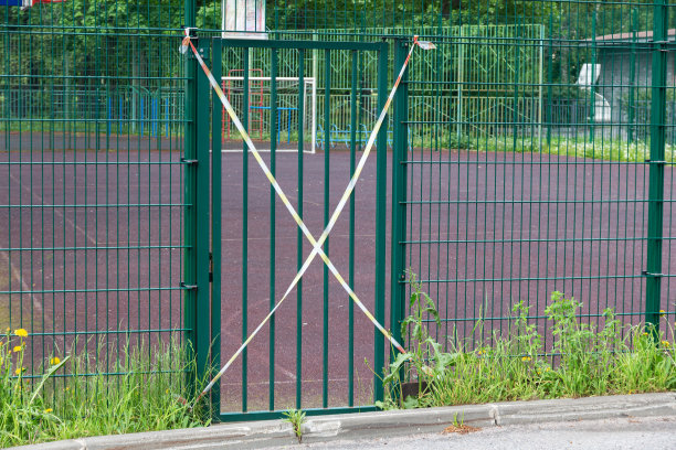 隔离期间关闭了空旷的运动场图片下载