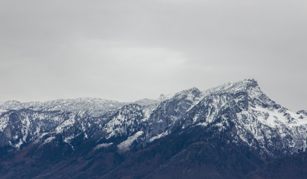 冬季雪山山脊景观自然摄影背景壁纸风景与灰色穆迪的天空图片下载
