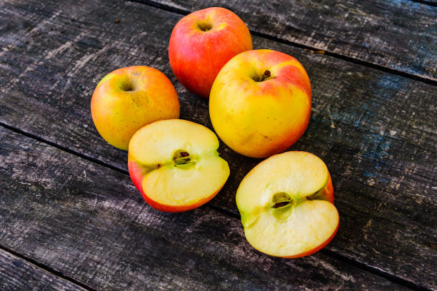 把熟苹果堆在木桌上图片下载