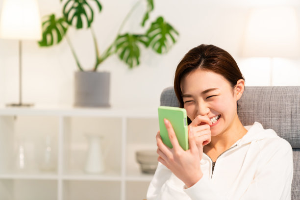 亚洲女性看到智能手机图片下载