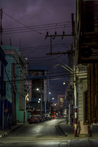 古巴圣地亚哥德古巴，夜晚空荡荡的街道图片下载