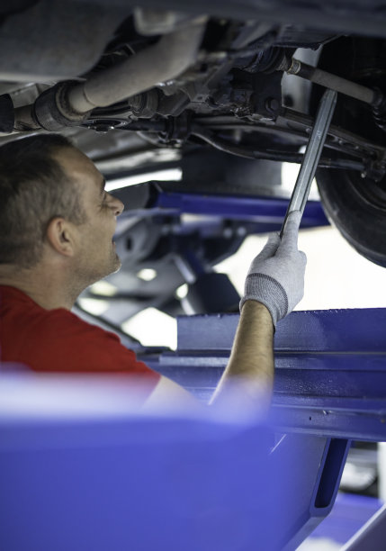 汽车技术检查照片。中年技师在车间分析汽车性能。图片下载