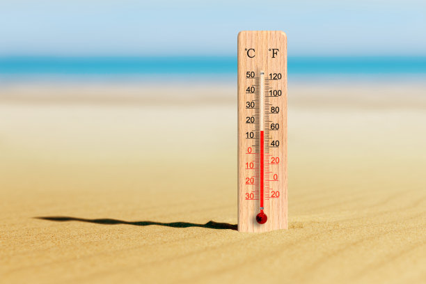 夏天热。海滩上的温度计显示摄氏十五度。夏季旅游和假期图片下载