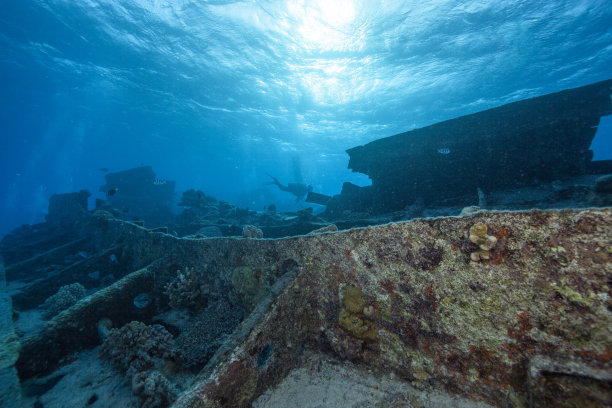 蓝色的大海和沉船图片下载