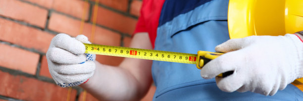 建筑工用卷尺测量砌砖的尺寸图片下载