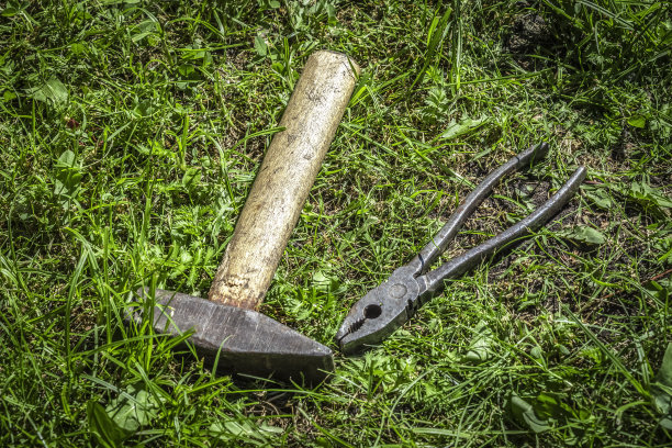 钳子和锤子图片下载