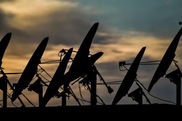 蓝天背景下的飞机剪影，照片为背景图片下载