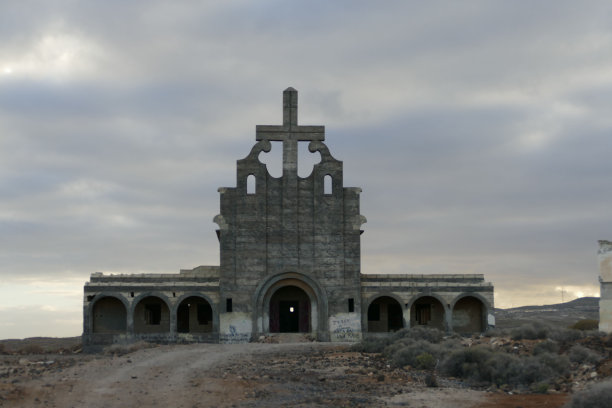特内里费加那利群岛军事基地的废弃建筑图片下载