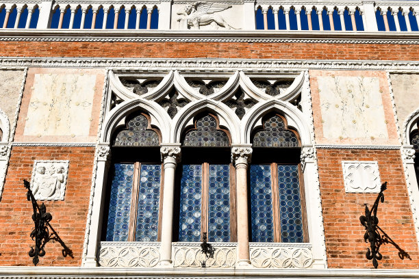 一个旧建筑的正面，数码照片图片作为背景图片下载