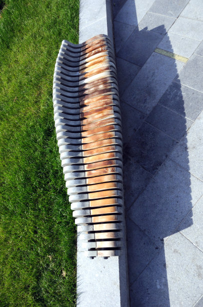 巨大的混凝土长凳和木制座椅在一个海岸公园图片下载