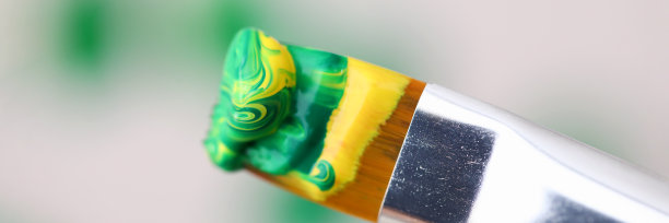 特写，一个艺术家刷着美丽的颜料图片下载