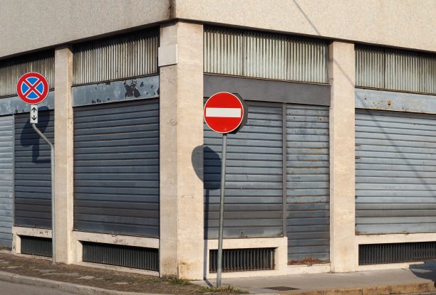 街角的商店拉下百叶窗关门了图片下载