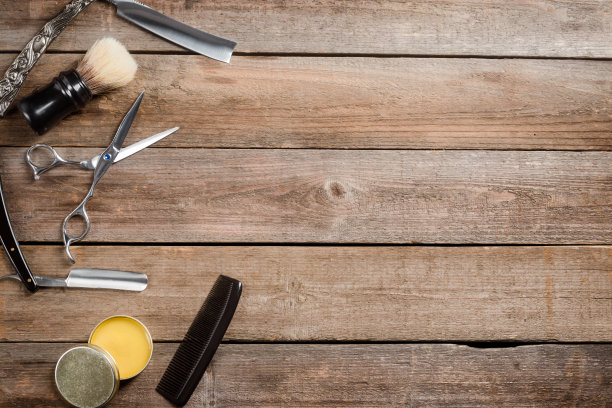 在木板上涂蜡，刷，直剃刀，梳子和剪刀图片下载