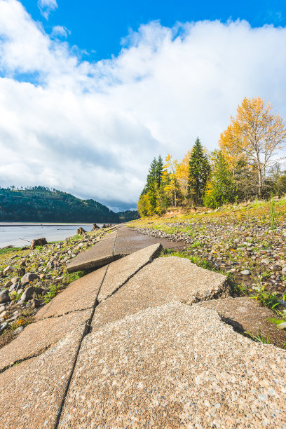 落基角露营地秋天的风景。图片下载