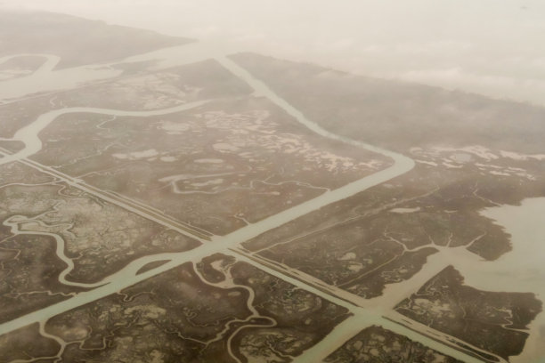 高速公路鸟瞰图，以数码照片图片为背景图片下载