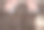 Ð:一对相爱的年轻夫妇的双脚翘起。在水坑里有倒影的运动鞋图片下载