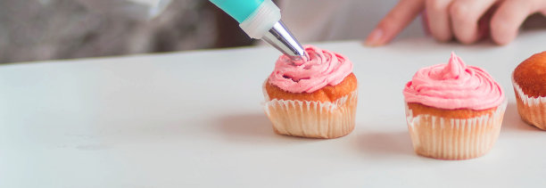 女人做蓝粉色的松饼。适当的营养或甜食、甜点、快餐、早餐节食的概念图片下载