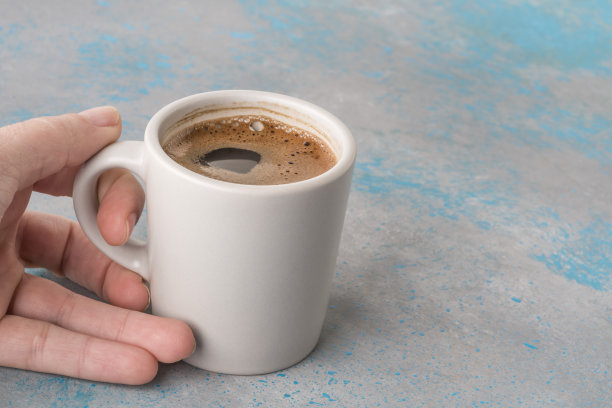 握着一杯咖啡的女人的特写手图片下载