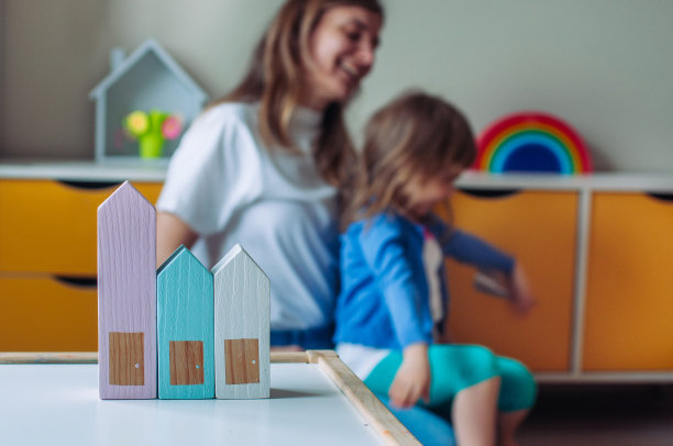 孩子们房间里的桌子上有木制的玩具房子图片下载