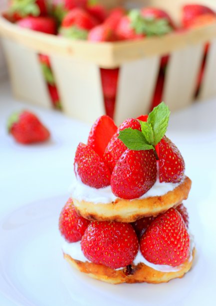 新鲜草莓，薄荷叶和凝乳芝士蛋糕。图片下载