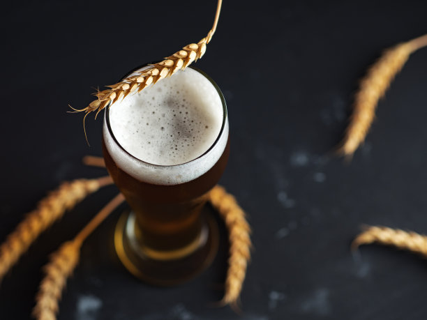 黑色背景上的啤酒杯图片下载