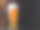 深色背景和拷贝空间上的高杯小麦泡沫啤酒图片下载