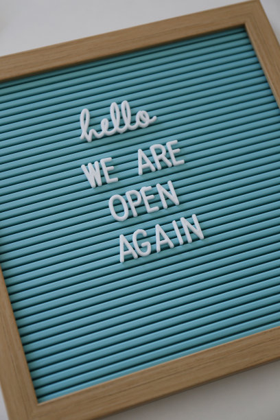 签完字我们再打开文字。Covid-19大流行图片下载