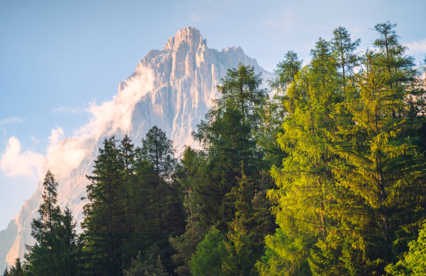 意大利南蒂罗尔的著名的白云石山峰在美丽的金色傍晚的夕阳中发光的全景。艺术照片。山之美世界图片下载