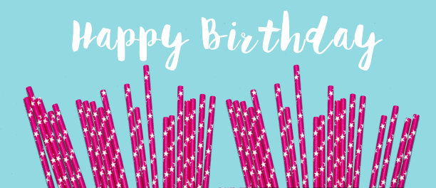 粉红色的纸饮用吸管与星星图案分散作为边框上的蓝色背景。生日聚会的概念图片下载