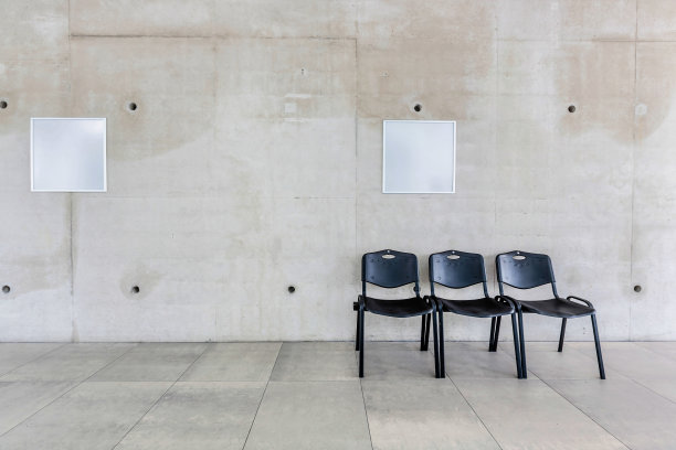 学校走廊里椅子的照片图片下载