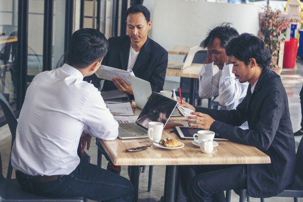 团队成员多元化，多民族团队协作，会议沟通理念。商务人士携手多元化多元化合作伙伴商务会议头脑风暴商务团队图片下载