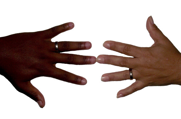 黑人男性和白人女性的手图片下载