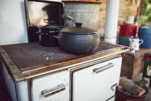 用传统方式烹饪食物的带有锅的旧炉子。图片下载