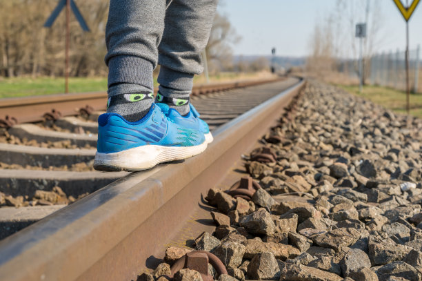 儿童在轨道上的平衡是父母违反监督职责的象征图片下载