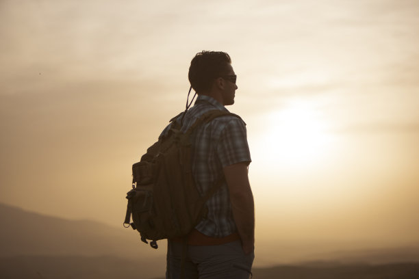 夕阳西下，人们伫立在大自然中图片下载