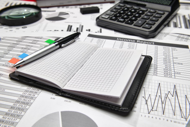 顶部查看办公室员工的办公桌-工作与财务报告，分析和会计，表格和图表，各种办公室项目簿记图片下载