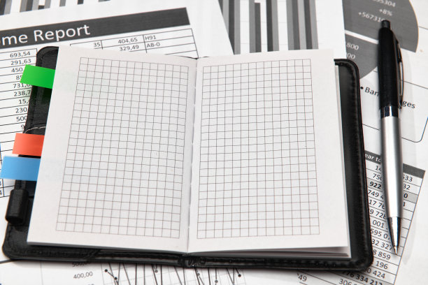 顶部查看办公室员工的办公桌-工作与财务报告，分析和会计，表格和图表，各种办公室项目簿记图片下载