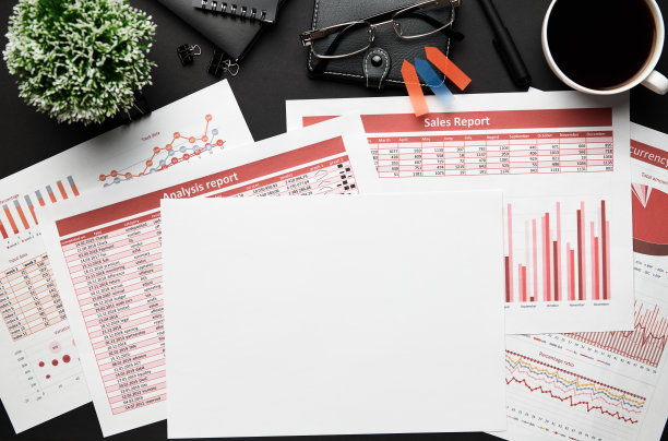 俯视图的现代黑色办公桌上有笔记本，铅笔，财务报告和很多东西。平铺表布局。图片下载