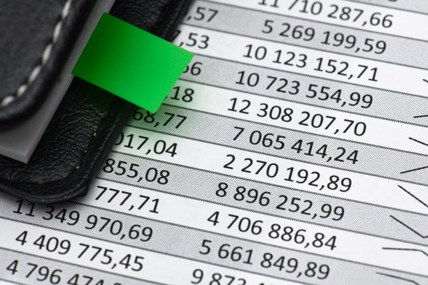 顶部查看办公室员工的办公桌-工作与财务报告，分析和会计，表格和图表，各种办公室项目簿记图片下载